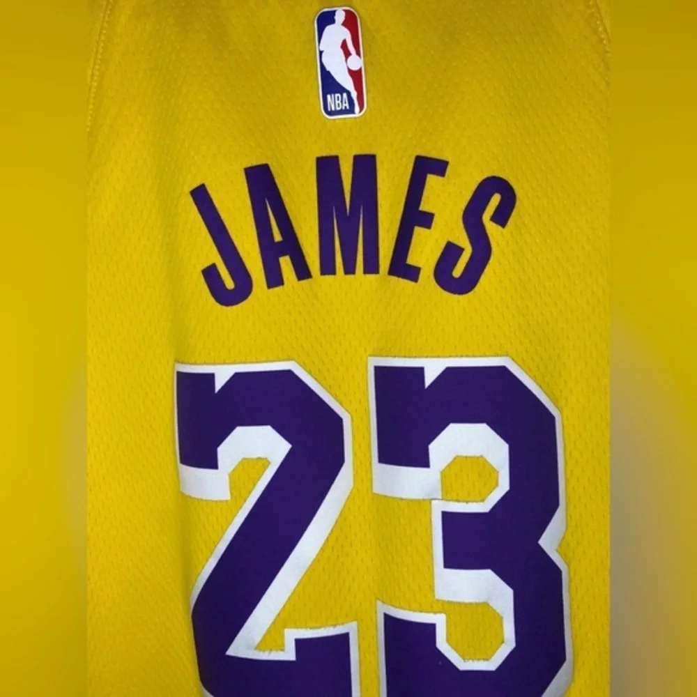 Nike NBA Swingman Authentic Jersey Lebron James LA Lakers Men’s Size 40‎ Gold